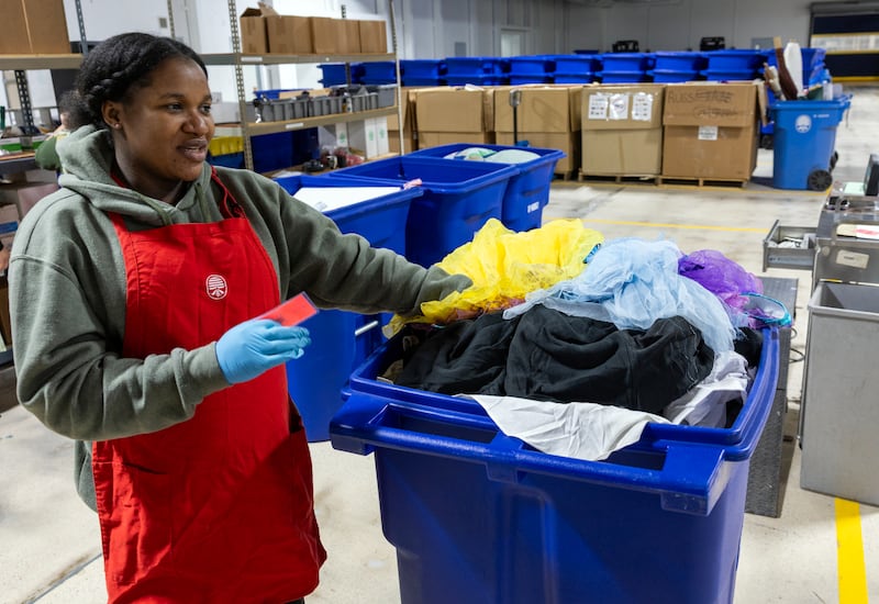 Zipporah Markus clasifica ropa en el Centro Humanitario de La Iglesia de Jesucristo de los Santos de los Últimos Días en Salt Lake City, Utah, el martes 19 de mayo de 2026.