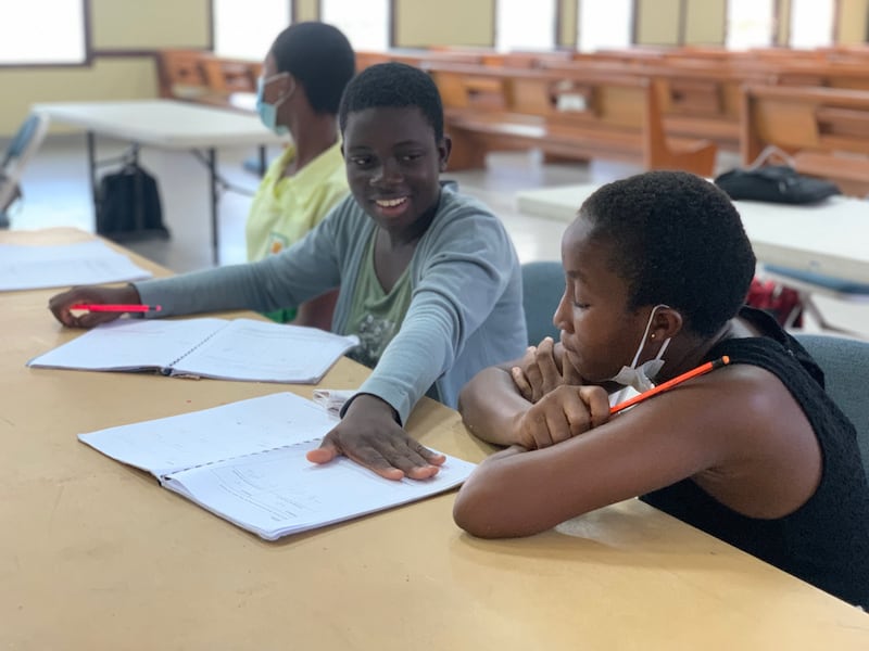Estudiantes estudian durante una clase de Triunfar en la Escuela, una iniciativa educativa de La Iglesia de Jesucristo de los Santos de los Últimos Días que ayuda a jóvenes de 11 a 18 años a progresar académica, espiritual y socialmente.