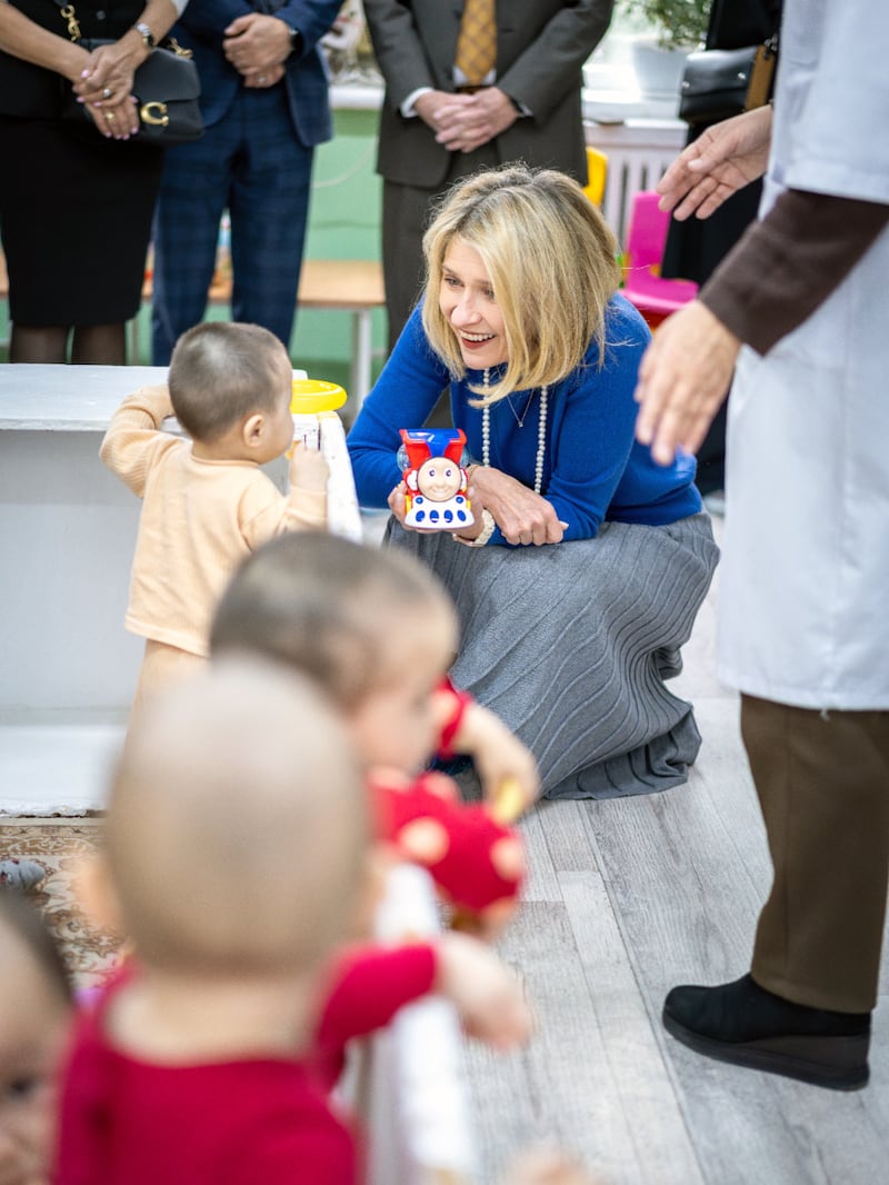 La presidenta Camille N. Johnson visita el Centro de Rehabilitación Infantil y Apoyo Familiar en Bishkek, Kirguistán, el sábado, 28 de febrero de 2026.