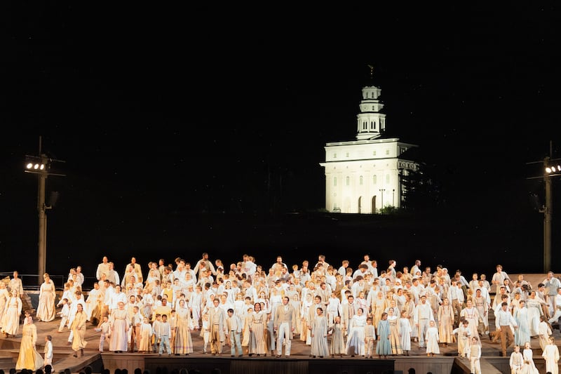 El Templo de Nauvoo, Illinois, se ilumina en el fondo de la escena final del Espectáculo de Nauvoo el sábado 12 de julio de 2025, en Nauvoo, Illinois.