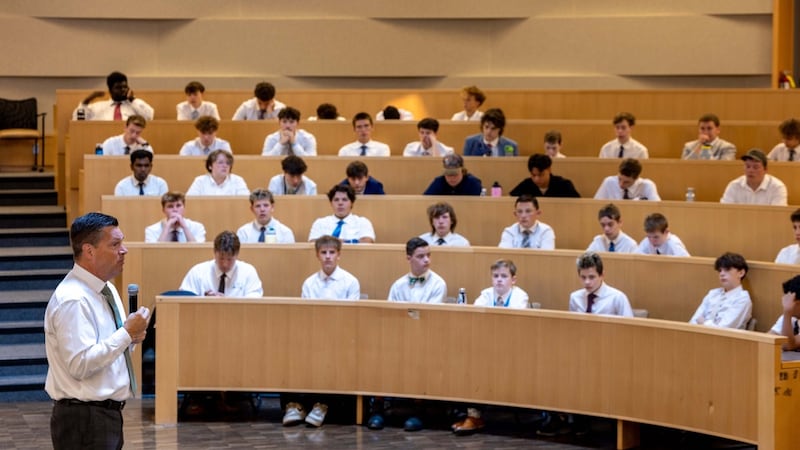 El élder M. Shayne Olsen habla a los jóvenes en un aula de la conferencia Fortaleza de la Juventud en Kamloops, Columbia Británica, Canadá, en agosto de 2026.