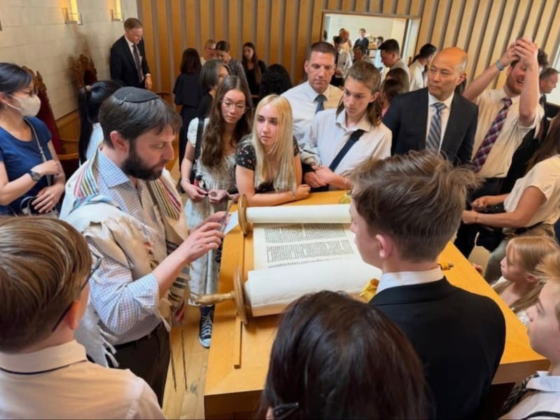 El rabino Andrew Scheer comparte información sobre la Torá con miembros jóvenes y adultos de la Estaca Tokio Japón Sur (en inglés) de la Iglesia durante una visita a la Sinagoga de la Comunidad Judía de Japón el 17 de mayo de 2026 en Tokio.