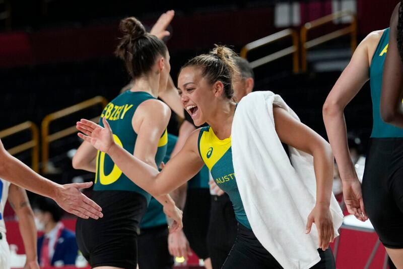 La australiana Leilani Mitchell celebra con sus compañeras de equipo durante un partido de baloncesto femenino contra Puerto Rico en los Juegos Olímpicos de Verano 2020, el lunes, 2 de agosto de 2021 en Saitama, Japón.
