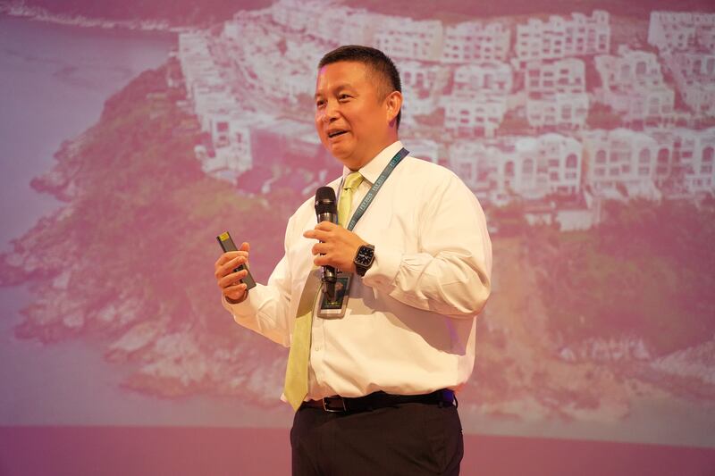El élder Benjamin M. Z. Tai, Setenta Autoridad General, habla durante la conferencia FSY del Área de Asia en Bangkok, Tailandia, durante el fin de semana del 31 de julio al 5 de agosto de 2025.