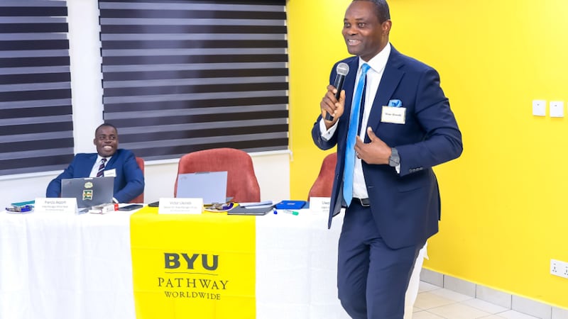 El presidente Victor B. Ukorebi, gerente internacional de área principal de la Iglesia para África y presidente de la Estaca Lekki Nigeria, habla sobre la inscripción en BYU–Pathway Worldwide en Lagos, Nigeria, en julio de 2026.
