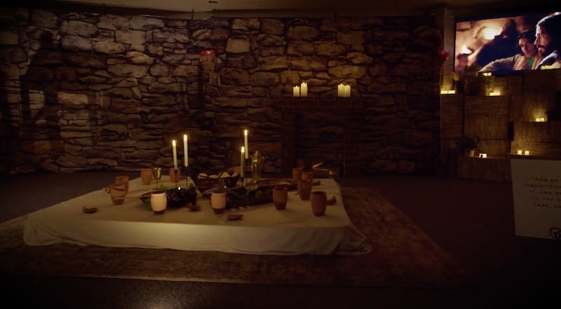 El salón de una capilla en Herriman, Utah, se transforma para representar escenas de la Última Cena, los días 9 y 10 de abril de 2025.
