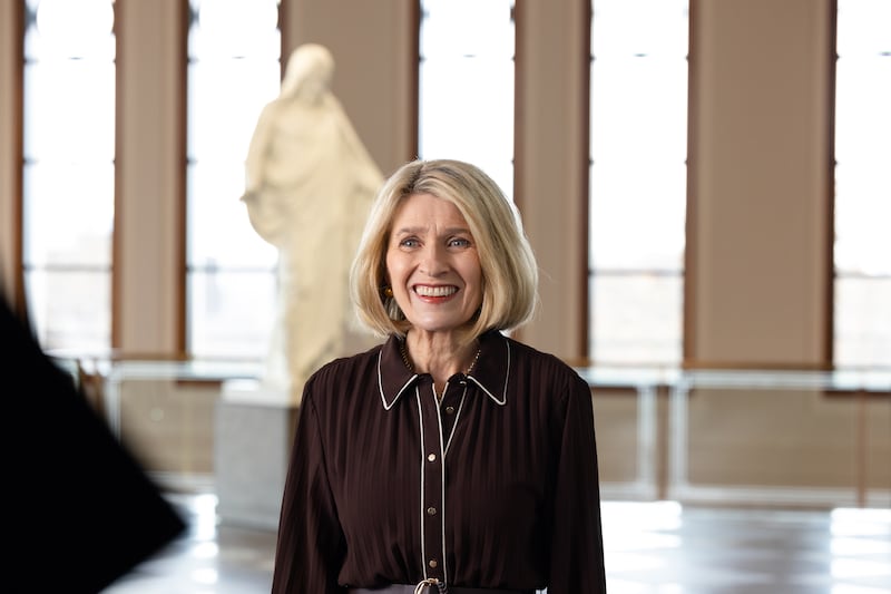 La presidenta Camille N. Johnson habla en el Centro de Conferencias en Salt Lake City durante la grabación del devocional mundial de la Sociedad de Socorro 2026.