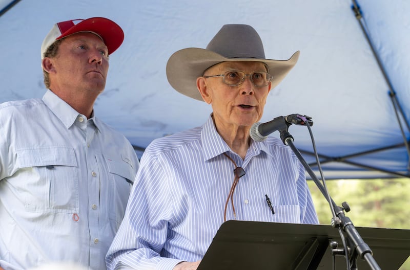 El presidente Dallin H. Oaks habla en una devoción familiar el sábado, 4 de julio de 2026, en Joe's Valley, Utah.