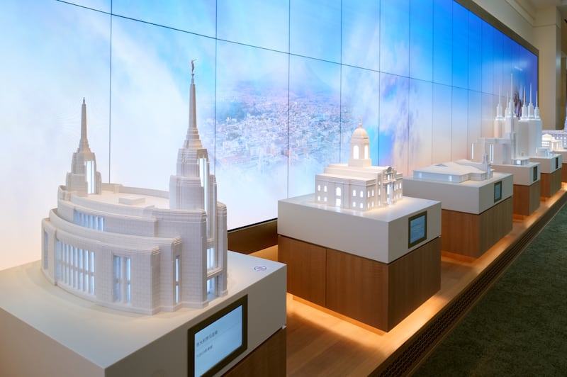 Una exhibición de once templos en miniatura construidos a escala en el nivel inferior del Centro de Visitantes de la Manzana del Templo representa la huella global de las casas del Señor.
