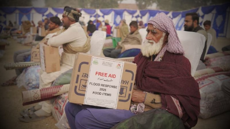 Los miembros de la comunidad recibieron paquetes de ayuda humanitaria proporcionados por La Iglesia de Jesucristo de los Santos de los Últimos Días y la Youth Development Foundation en el sur de Punjab, Pakistán, de finales de 2025 a principios de 2026.