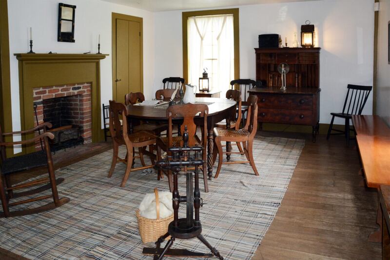 La sala de traducción o revelación en la tienda Whitney es presumiblemente donde José Smith recibió Doctrina y Convenios 87 el día de Navidad. The translation or revelation room in the Whitney store is presumably where Joseph Smith received Doctrine and Covenants Section 87 on Christmas Day.