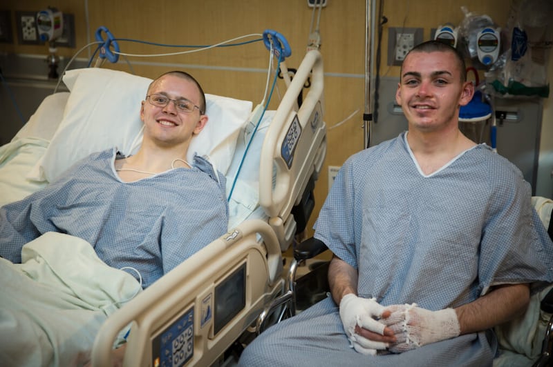 Mason Wells, a la izquierda, y su ex compañero de misión, Joseph Dresden Empey, juntos en el Hospital de la Universidad de Utah en Salt Lake City. Ambos jóvenes resultaron heridos en el atentado terrorista del aeropuerto de Bélgica mientras servían como misioneros.