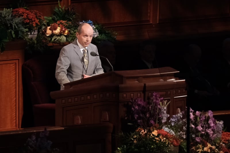 El élder Christophe G. Giraud-Carrier, Setenta Autoridad General, habla durante la sesión del domingo por la tarde de la Conferencia General Semestral N° 193 de La Iglesia de Jesucristo de los Santos de los Últimos Días el 1° de octubre de 2023.