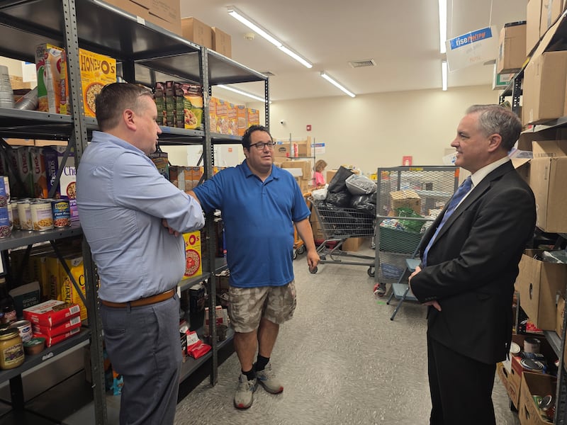 Líderes de operaciones de Santos de los Últimos Días y de Rise Pantry se reúnen en Hightstown, Nueva Jersey, después de una donación de alimentos de la Iglesia el 25 de agosto de 2025. De izquierda a derecha: Christopher George, gerente de Servicios de Bienestar y Autosuficiencia; Juan Cobos, coordinador de operaciones de Rise Pantry; Presidente Dirk Lindeman, presidente de la Estaca East Brunswick Nueva Jersey.