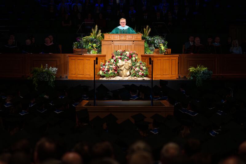 R. Kelly Haws, asistente del comisionado de Educación de la Iglesia, pronuncia un discurso durante la graduación en el Centro BYU-Idaho en Rexburg, Idaho, el jueves 18 de diciembre de 2025.