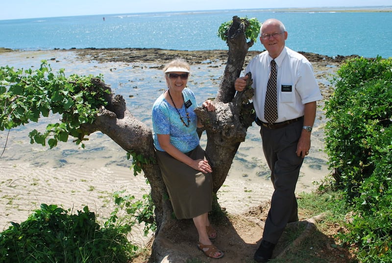 Los Scott sirvieron una misión en Kenia. La hermana Scott utilizó sus conocimientos médicos para servir en la misión.