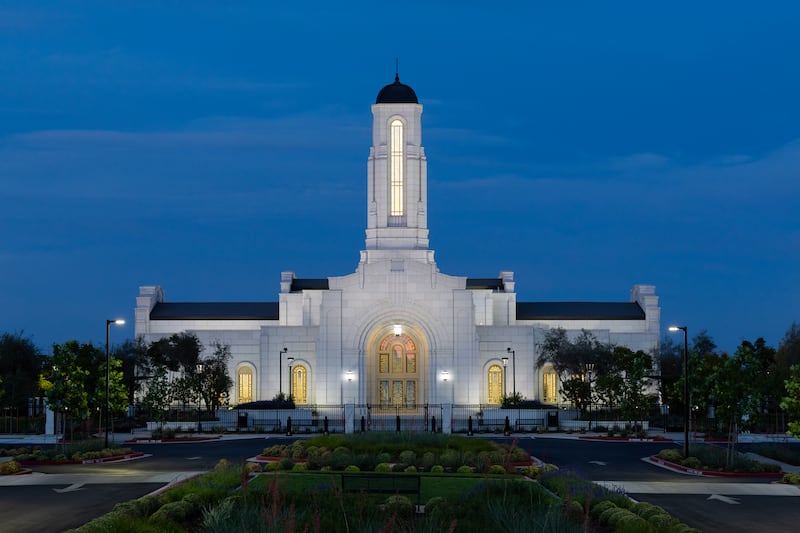 El Templo de Modesto, California, de noche.