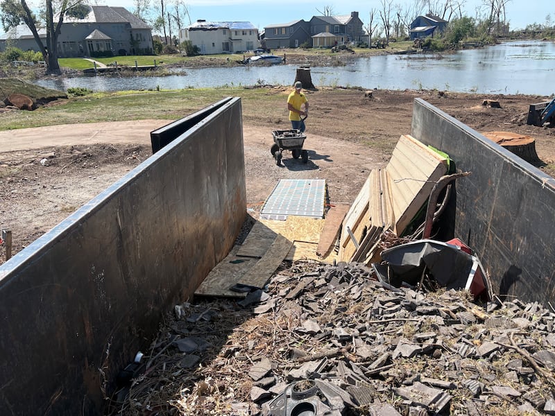 Un voluntario en el noreste de Wisconsin ayuda a limpiar los escombros después del tornado categoría EF-3 que toco tierra el 27 de julio de 2026.
