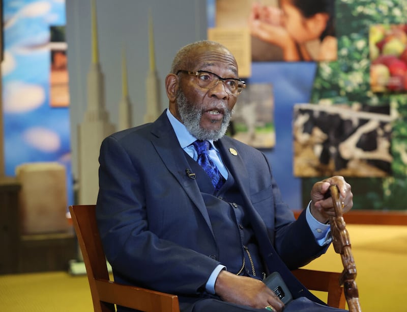El reverendo Amos Brown, de la Tercera Iglesia Bautista de San Francisco, es entrevistado en el Templo de Washington D.C. de la Iglesia de Jesucristo de los Santos de los Últimos Días en Kensington, Maryland, el lunes, 18 de abril de 2022.