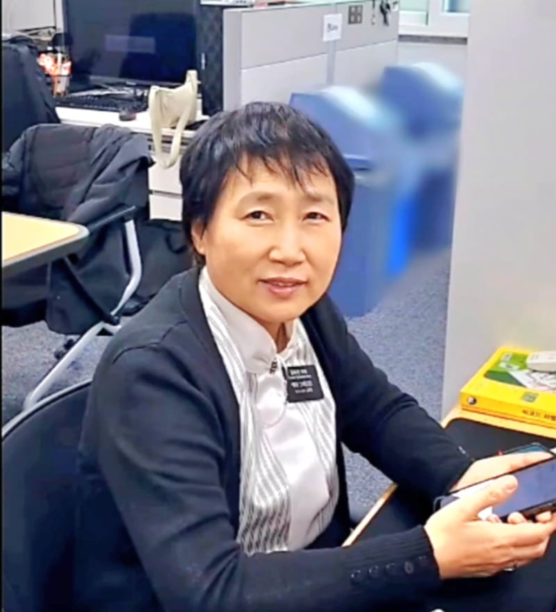 Un misionero de servicio mayor que sirve en la Misión Corea Seúl posa para una foto en 2025.