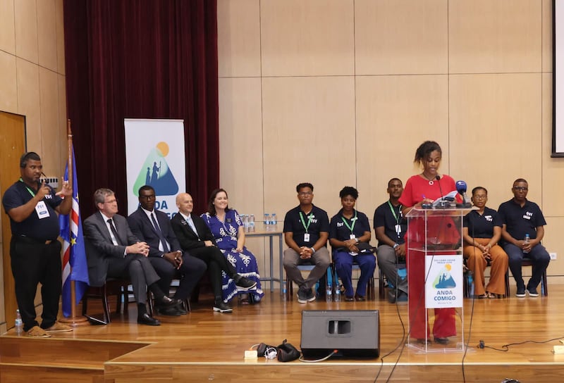 Líderes de la Iglesia y consejeros de FSY asisten a la ceremonia de apertura de la conferencia "For the Strength of Youth" en Praia, Cabo Verde, el 17 de agosto de 2026.