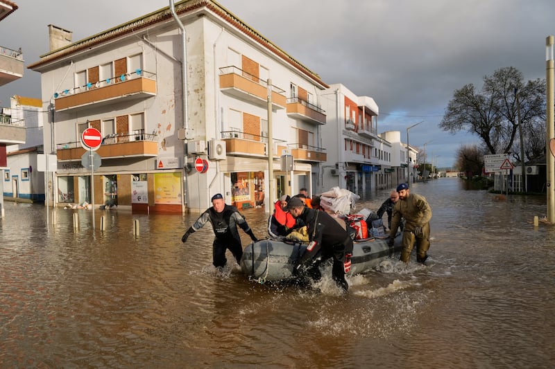 Los residentes son evacuados en una balsa inflable después de fuertes lluvias e inundaciones en Alcácer do Sal, Portugal, el 6 de febrero de 2026.