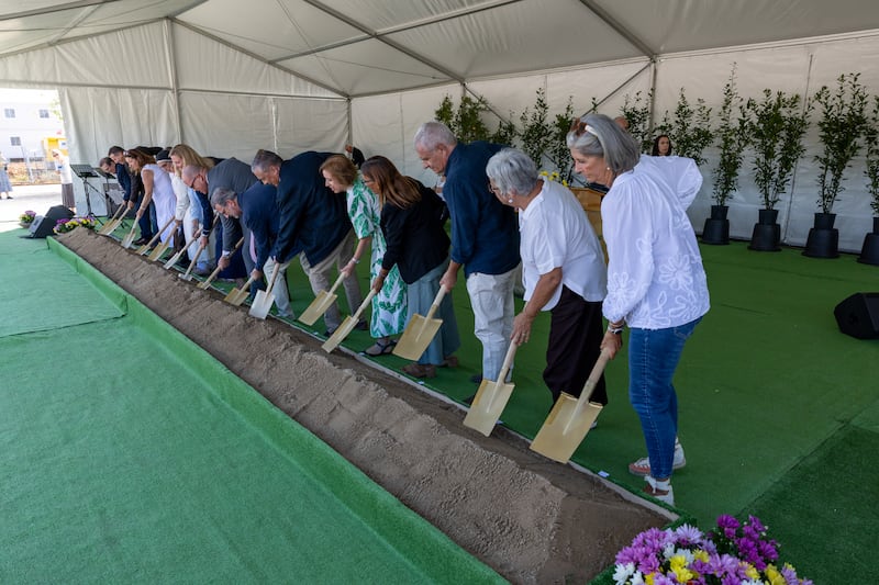 Miembros de La Iglesia de Jesucristo de los Santos de los Últimos Días locales y miembros de la comunidad colocan la primera piedra del Templo de Barcelona España el sábado 19 de septiembre de 2026, en Barcelona, Cataluña, España. El élder James W. McConkie III, octavo de derecha a izquierda, y su esposa, la hermana Laurel McConkie, novena de derecha a izquierda, participaron en la colocación de la primera piedra.