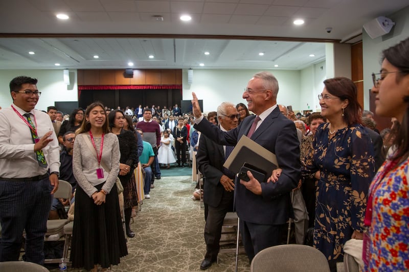 El élder Ulisses Soares del Cuórum de los Doce Apóstoles y su esposa, hermana Rosana Soares, saludan a los miembros en una conferencia de estaca especial en la Ciudad de México, México, el 30 de agosto de 2026.