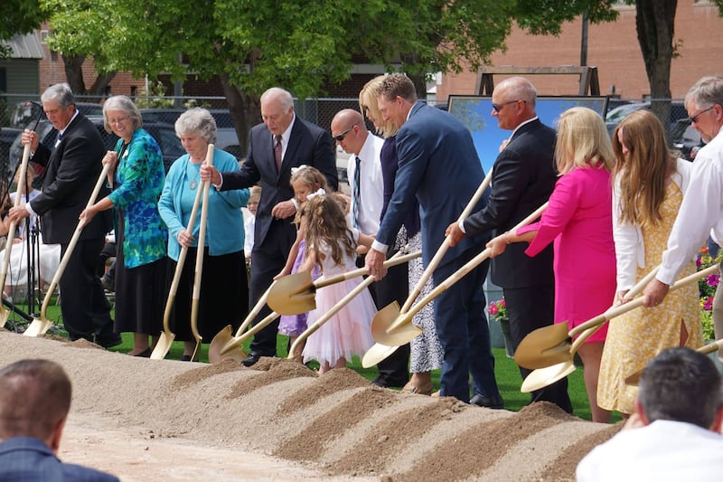 El élder Ryan K. Olsen, al centro, se une a los miembros locales en la ceremonia de la palada inicial del Templo de Montpelier, Idaho, el sábado, 17 de junio de 2023.