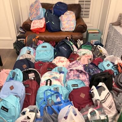 La Sociedad de Socorro de la Estaca de Winston-Salem, Carolina del Norte, recolectó útiles escolares para llenar 70 mochilas y entregarlas a Caridades Católicas para familias de refugiados en febrero de 2022.