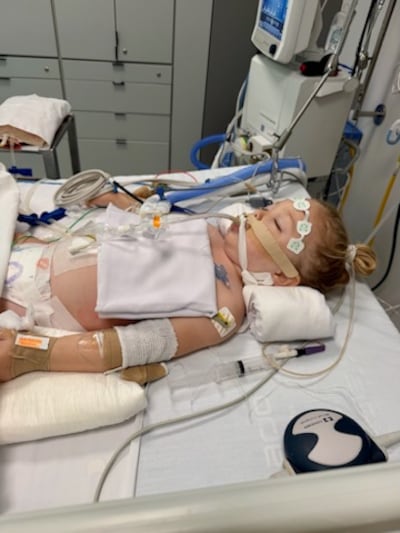 Estelle Santiago, de entonces 3 años, yace en coma en un hospital en Uruguay en enero de 2026.