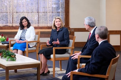 La presidenta Camille N. Johnson, presidenta general de la Primaria, segunda desde la izquierda, habla durante una grabación de la transmisión de Instrucción para líderes del templo e historia familiar de 2022. Escuchando, desde la izquierda, están la hermana Reyna I. Aburto, el élder Gerrit W. Gong y el élder David A. Bednar.