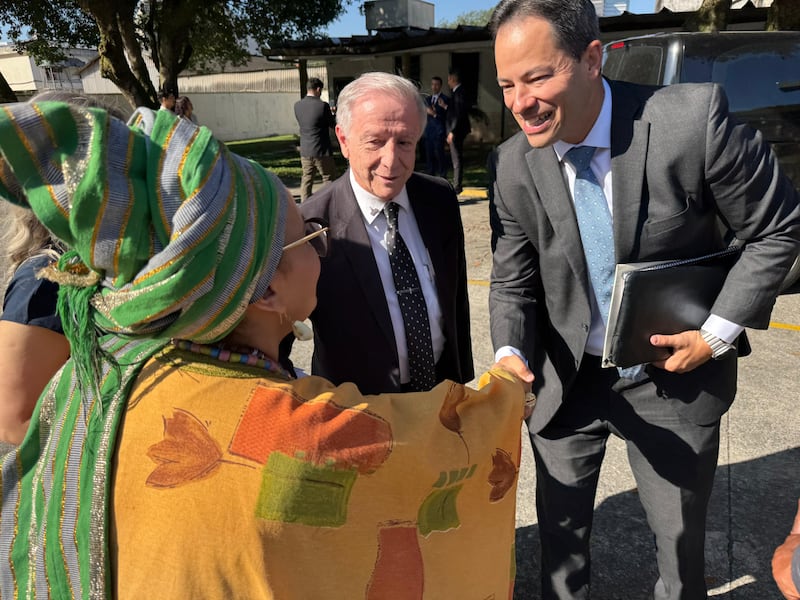 Élder Ronald M. Barcellos, Setenta Autoridad General y consejero en la presidencia del Área Brasil, derecha, conversa con los asistentes en la ceremonia de colocación de la primera piedra del Templo de Santos Brasil el sábado, 1 de agosto de 2026, en Santos, Brasil.