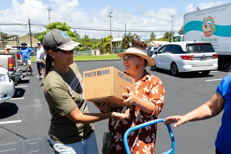 Miembros de La Iglesia de Jesucristo de los Santos de los Últimos Días descargan donaciones de alimentos de la Iglesia en Hilo, Hawái, el 13 de junio de 2026. Hawái es el estado número 50 en recibir una donación en honor al 250.º aniversario de los Estados Unidos.