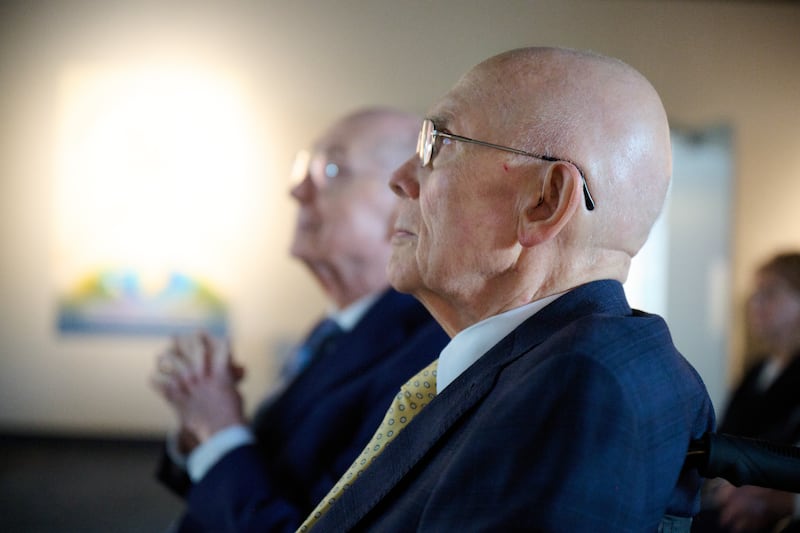 El presidente Dallin H. Oaks y el presidente Henry B. Eyring recorren el nuevo Centro de Ayuda Humanitaria de la Iglesia en Salt Lake City el viernes, 22 de mayo de 2026.