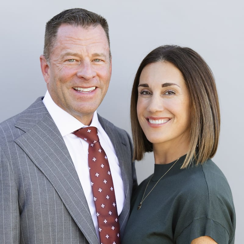 Kristopher A. Bailey y Amy Bailey, quienes servirán como presidente y compañera de la nueva Misión Lomé Togo a partir de julio de 2026.