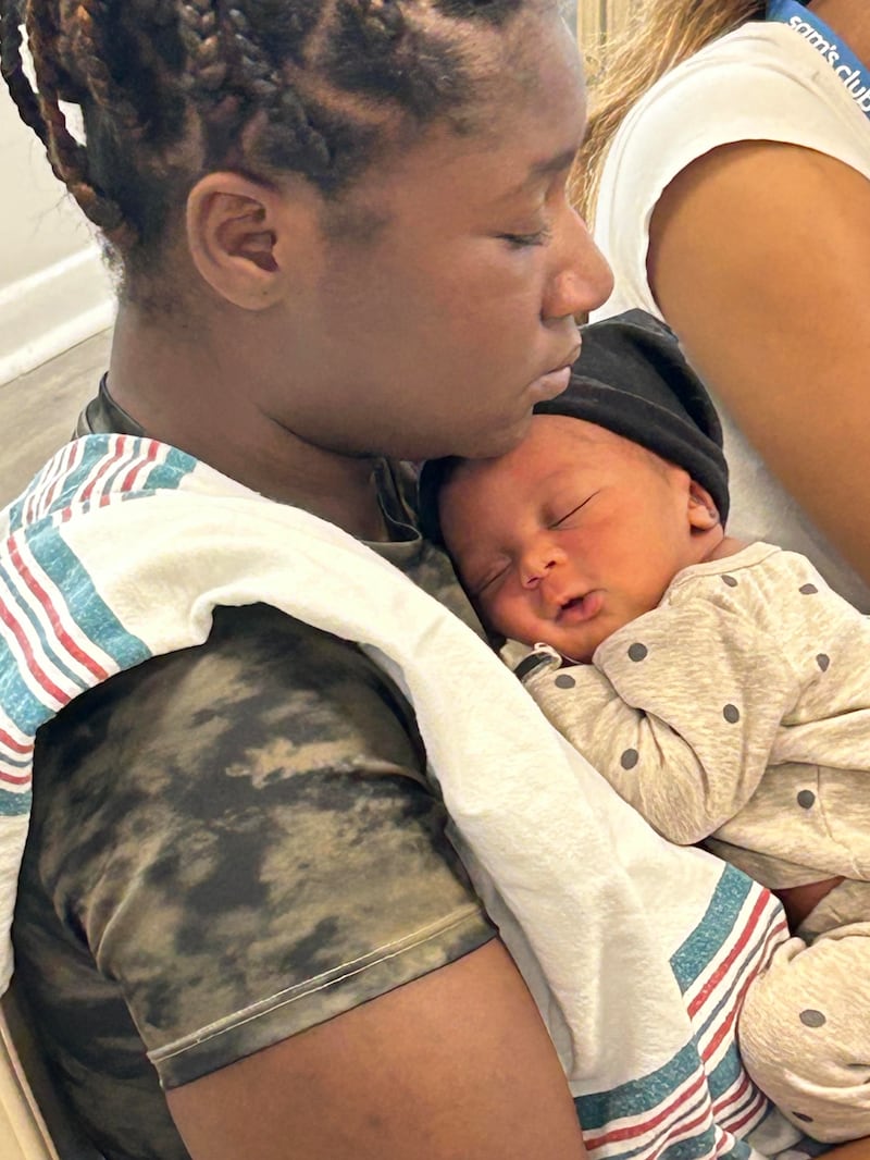 Una participante del programa MyBaby4Me sostiene a su nuevo bebé en Memphis, Tennessee.