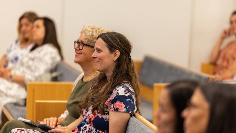 Mujeres escuchan a la hermana Kristin M. Yee durante una devocional en Offenbach, Alemania, el 29 de agosto de 2026.