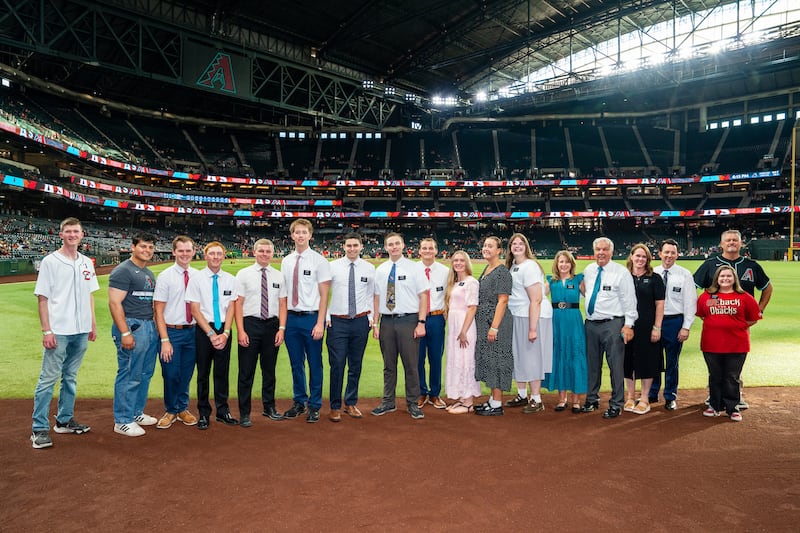 Misioneros de servicio local de La Iglesia de Jesucristo de los Santos de los Últimos Días son honrados en un juego de béisbol de los Arizona Diamondbacks en Phoenix, Arizona, el lunes 20 de julio de 2026.