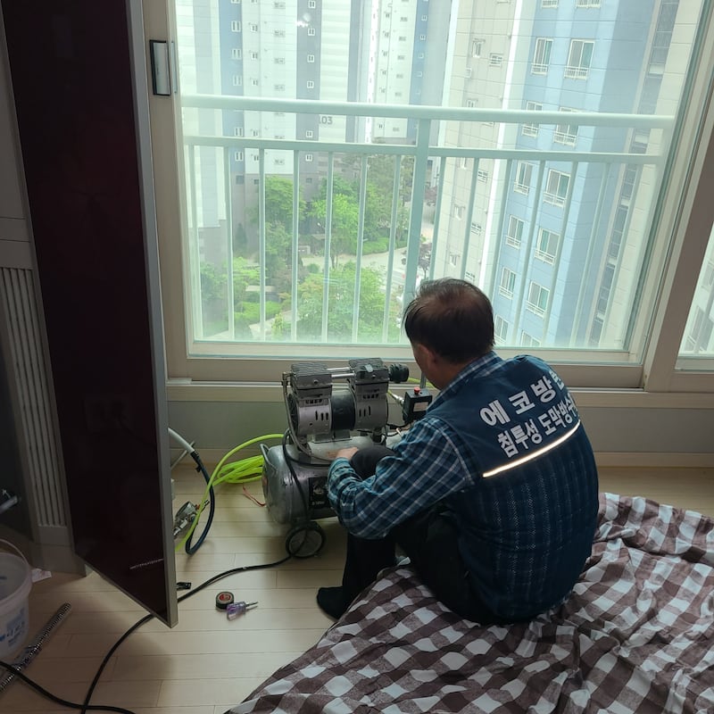 Un misionero de servicio mayor que sirve en la Misión Corea Seúl realiza mantenimiento en un apartamento de misioneros en 2025.