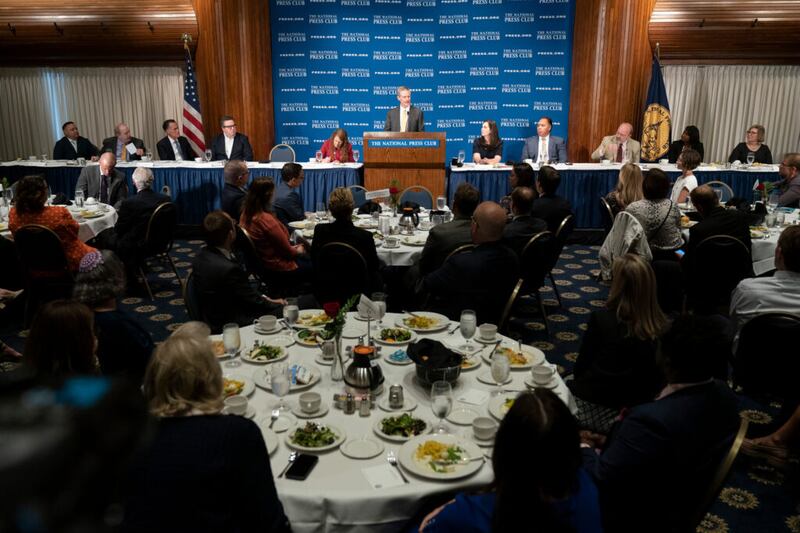 El élder David A. Bednar, un miembro del Cuórum de los Doce Apóstoles de La Iglesia de Jesucristo de los Santos de los Últimos Días, en el centro, habla en el National Press Club en Washington, D. C., el jueves, 26 de mayo de 2022.