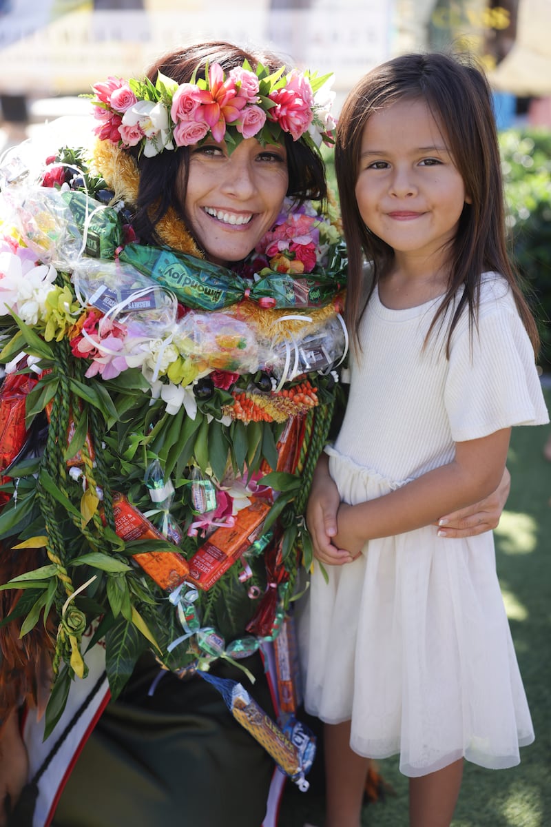 Los graduados de BYU–Hawaii celebran con familiares y amigos fuera del Cannon Activities Center en Laie, Hawái, después de la ceremonia de graduación el viernes 12 de diciembre de 2025.