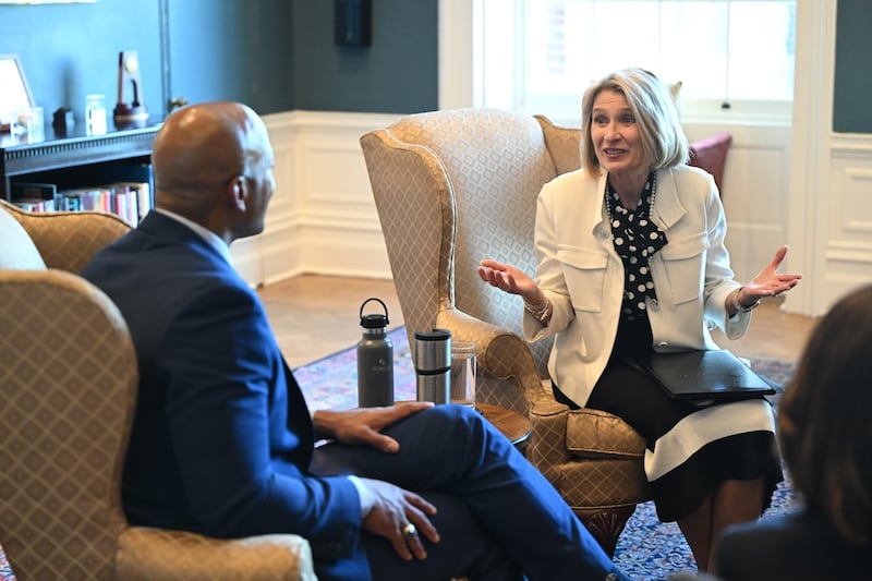 La presidenta Camille N. Johnson conversa con el gobernador de Maryland, Wes Moore, en su oficina en Annapolis, Maryland, el viernes 15 de mayo de 2026.