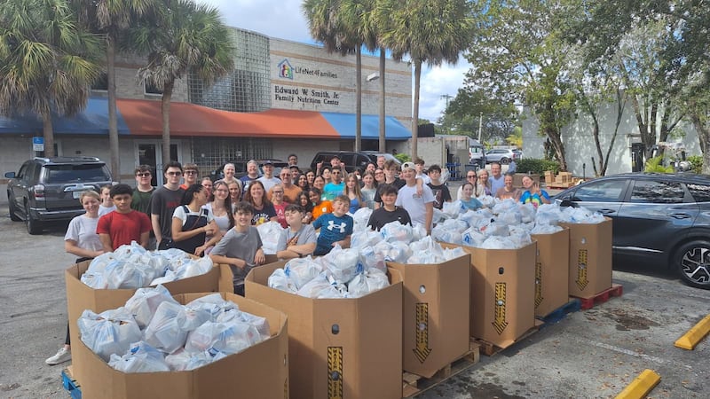 Los jóvenes de la Estaca Coral Springs Florida de La Iglesia de Jesucristo de los Santos de los Últimos Días preparan artículos donados en Fort Lauderdale, Florida, en LifeNet4Families el 13 de febrero de 2026.