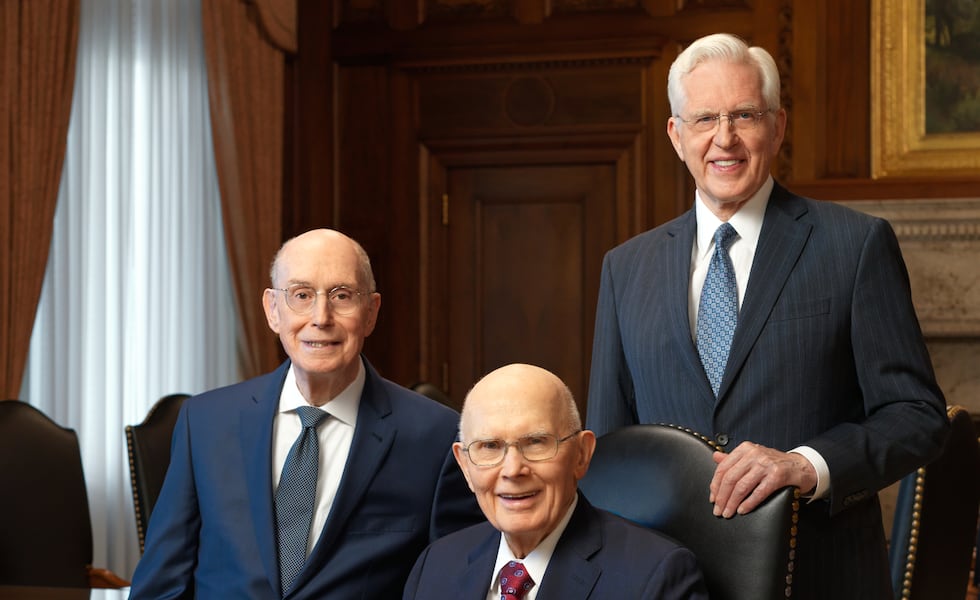 Retrato oficial de la Primera Presidencia: Presidente Dallin H. Oaks y sus consejeros, el Presidente Henry B. Eyring, primer consejero, y el Presidente D. Todd Christofferson, segundo consejero.