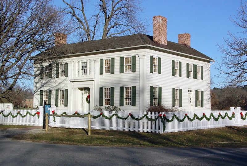 La Mansión de Nauvoo, Illinois, está decorada para la temporada navideña de 2004. The Mansion House in Nauvoo, Illinois, is decorated for the Christmas season in 2004. Kenneth Mays