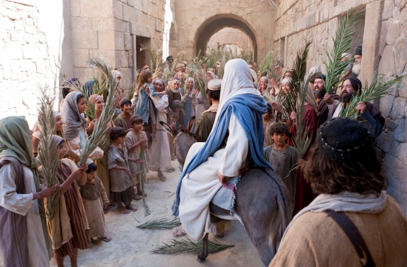 Una imagen de un video de la Biblia producido por la Iglesia muestra la entrada triunfal del Salvador a Jerusalén.