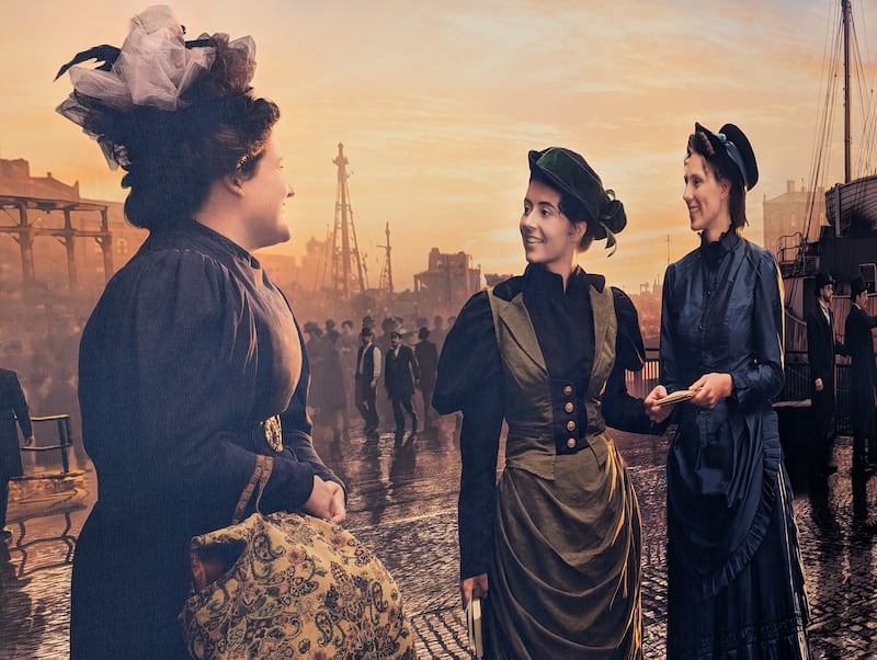 Una nueva instalación de arte en el Centro de Capacitación de Misioneros de Provo en Provo, Utah, ilustra a las primeras hermanas solteras en servir como misioneras de tiempo completo. En 1898, Inez Knight y Jennie Brimhall comenzaron a servir en Inglaterra.