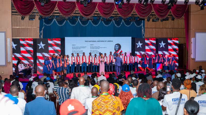 Los artistas cantan en el escenario de la octava Conferencia Anual para Fortalecer las Familias, celebrada el 19 y 20 de junio de 2026 en Monrovia, Liberia.
