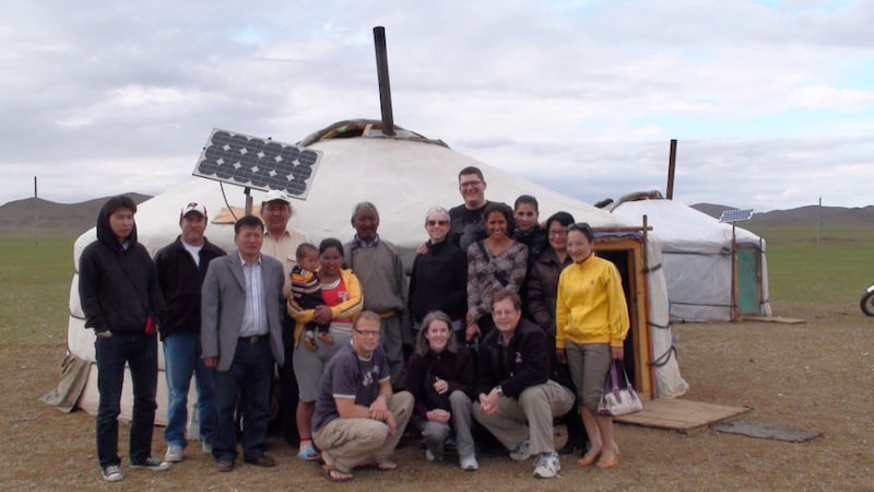 El Dr. Raymond Price, abajo a la derecha, posa con el equipo de capacitación en cirugía laparoscópica en Uvurkhangai, Mongolia, en 2011.